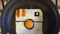  Bukan hanya telur, terkadang Michele juga menggunakan potongan sayuran untuk menambahkan karya. Seperti ketika ia membentuk logo instagram yang satu ini. Foto: Instagram @The_eggshibit