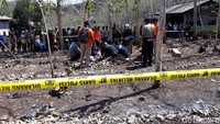 Polisi melakukan evakuasi terhadap kerangka manusia yang ditemukan di tengah lahan Dusun Sawah Lor, Desa Banyusoco, Kecamatan Playen, Gunungkidul.