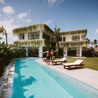 Berada di tengah sawah, rumah super luas dengan bangunan dua tingkat itu berdiri paling mewah. Tak hanya bangunannya saja yang tampak wah, namun juga fasilitasnya. Rumah yang dimiliki oleh pasangan bernama Jack Morris dan Lauren Bullen itu punya fasilitas lengkap.  Foto: Instagram, Facebook