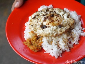 Wow! 5 Tempat Makan Ini Diserbu Karena Menu Nasi Telur Gorengnya