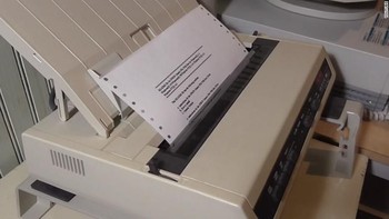 Printer Dot Matrik diperkenalkan di era 80-an. Suara printer ini begitu keras dan khas. Beberapa perkantoran masih menggunakan perangkat ini. Foto: CNN