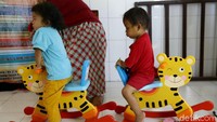 Salah satu kegiatan yangn diselenggarakan di sana adalah program pendidikan anak usia dini dan kelompok bermain.