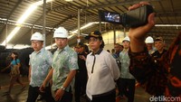 Setibanya di lokasi, Sri Mulyani langsung memasuki gudang penyimpanan barang. Ia juga mendengar penjelasan pengelola PLB.