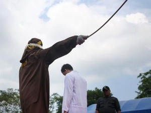 Bule Mabuk Miras dan Ngamuk di Aceh, Dihukum Cambuk?