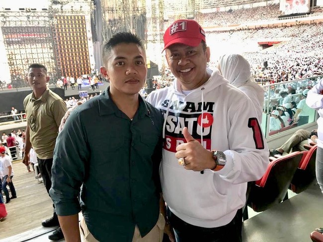 Jam tangan Richard Mille jadi pilihan Bambang Soesatyo atau akrab disapa Bamsoet saat menghadiri acara non formal. Seperti di foto ini Bamsoet mengenakan jam tangan Richard Mille dengan strap oranye saat menghadiri kampanye capres Jokowi di Senayan beberapa waktu lalu. Foto: Dok. Instagram @bambang.soesatyo