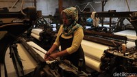 Menurut Dean, ia akan kesulitan kalau harus bersaing dengan produk impor karena, harga Rp 18 ribu tersebut tak menutup ongkos bahan mauapun produksi. Selain itu, ada banyak karyawannya yang harus digaji.