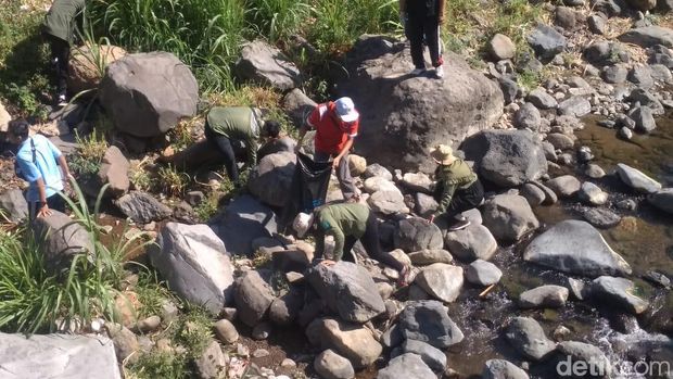 Bersih-bersih Sungai Mulai dari Hulu di Perbukitan Rahtawu Kudus