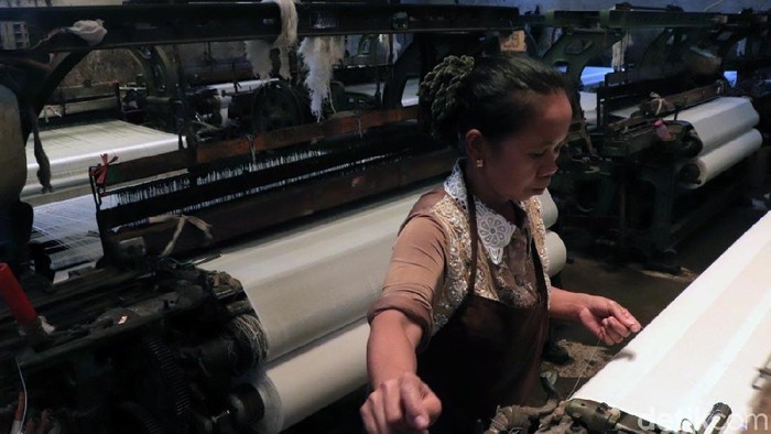 Produk tekstil impor dari China makin deras masuk ke Indonesia. Para pengusaha industri Tekstil dan Produk Tekstil (TPT) di Jabar pun mengeluh karena terancam bangkrut.