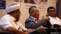 Guru Besar Ilmu Hukum Universitas Padjajaran Romli Atmasasmita (tengah) menyampaikan pendapatnya.