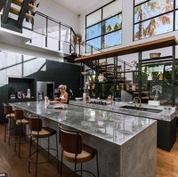 Jack pun merasa bosan dengan pekerjaannya itu dan mulai travelling. Setelah dua tahun menjelajah dunia, ia membeli kamera dan mendokumentasikan perjalanannya. Jack pun akhirnya populer menjadi travel blogger dan influencer dengan nama Instagram @doyoutravel.   Foto: Instagram, Facebook