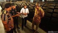 Sri Mulyani datang sekitar pukul 14.00 WIB. Ia mengenakan kemeja warna putih.