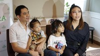 Didampingi suami dan anaknya, Ayu menceritakan proses melahirkan anak ketiga. Pool/Palevi S/detikFoto.