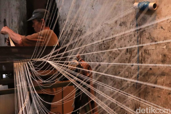 Produk tekstil impor dari China makin deras masuk ke Indonesia. Para pengusaha industri Tekstil dan Produk Tekstil (TPT) di Jabar pun mengeluh karena terancam bangkrut.