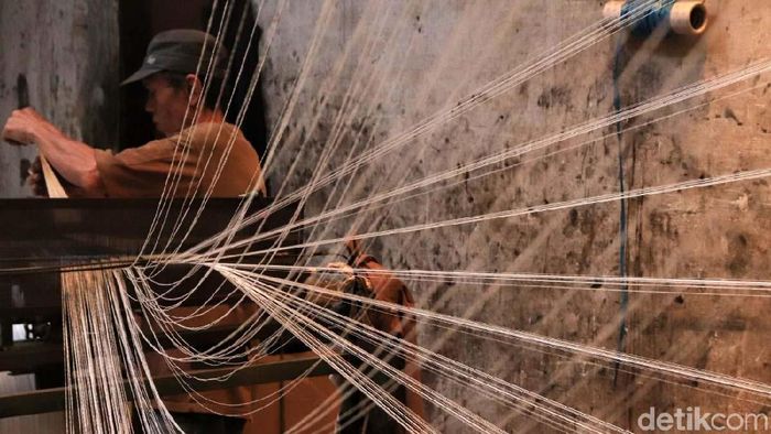 Produk Impor Deras Mengalir, Industri Tekstil Jabar Menjerit Produk tekstil impor dari China makin deras masuk ke Indonesia. Para pengusaha industri Tekstil dan Produk Tekstil (TPT) di Jabar pun mengeluh karena terancam bangkrut.
