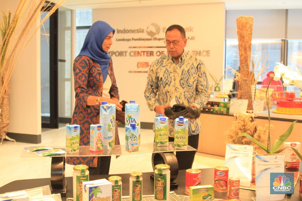 Penandatanganan Perjanjian Kerjasama Penjaminan Kredit antara Lembaga Pembiayaan Ekspor Indonesia (LPEI) dengan PT Bank Permata Tbk. (CNBC Indonesia/Tri Susilo)