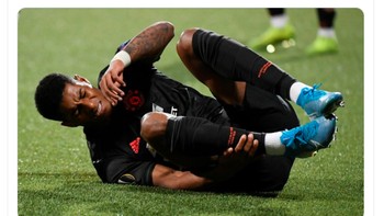 Marcus Rashford terjungkal tak bisa shot on target sekalipun. Foto: Twitter