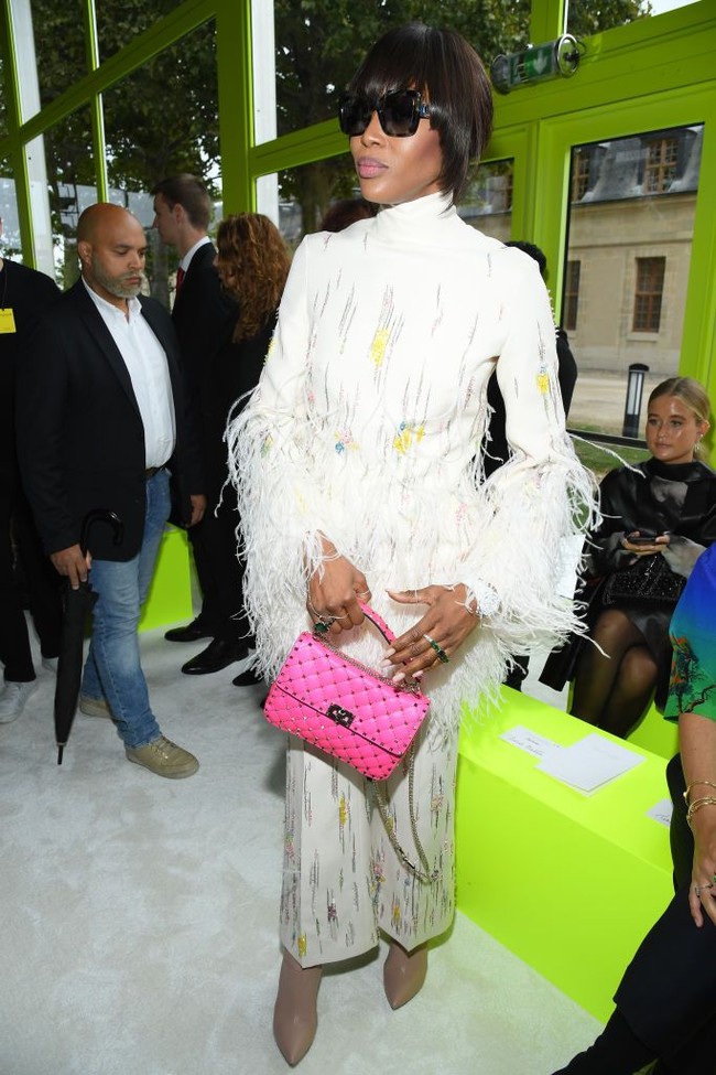 Naomi Campbell di fashion show Valentino. (Foto: Getty Images)