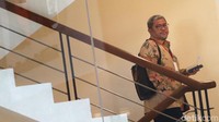 Aher menaiki tangga menuju ruang pemeriksaan.