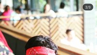 Ini gaya cool Rifat mengenakan headband, apalagi gayanya yang sambil menopang dagu sambil menunggu pesanan di sebuah kafe. Foto: Instagram @rifatsungkar93