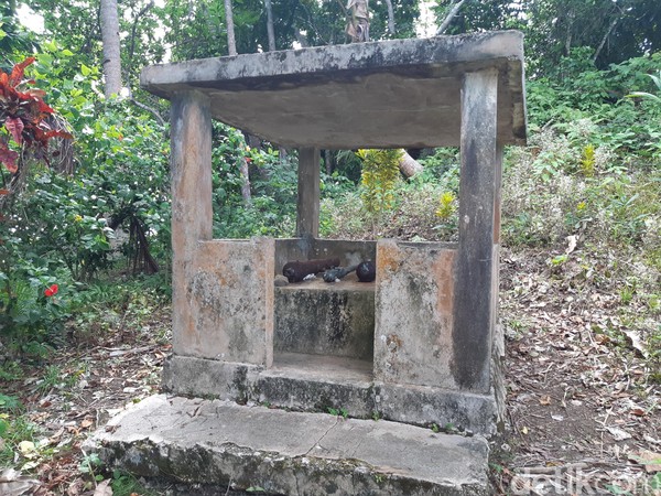 Masih mendaki sedikit lagi. Lalu kamu akan bertemu dengan sebuah bangunan kecil. Inilah Tempat Keramat. (Bonauli/detikcom) Masih mendaki sedikit lagi. Lalu kamu akan bertemu dengan sebuah bangunan kecil. Inilah Tempat Keramat. (Bonauli/detikcom)