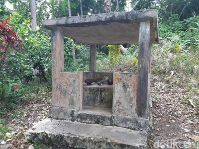 Foto: Tempat Keramat di Pulau Menangis