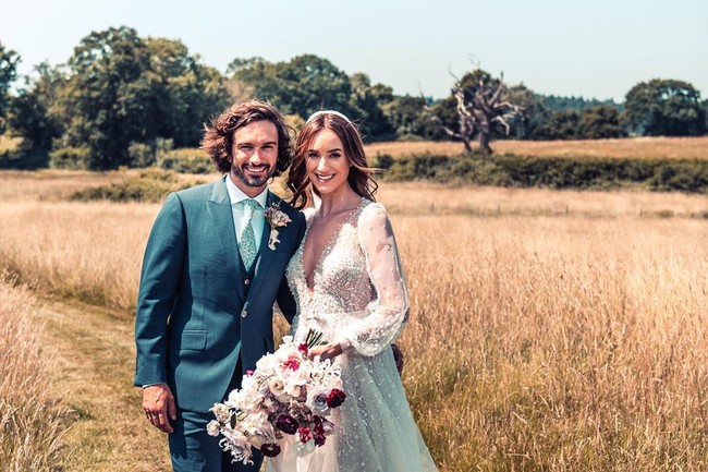 Saat menikahi instruktur olahraga Joe Wicks atau The Body Coach, model Rosie Jones tampil menawan dengan gaun putihnya. Material menerawang yakni tulle diaplikasikan di bagian lengan yang dihiasi manik-manik.  Foto: Instagram