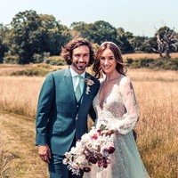 Saat menikahi instruktur olahraga Joe Wicks atau The Body Coach, model Rosie Jones tampil menawan dengan gaun putihnya. Material menerawang yakni tulle diaplikasikan di bagian lengan yang dihiasi manik-manik.  Foto: Instagram
