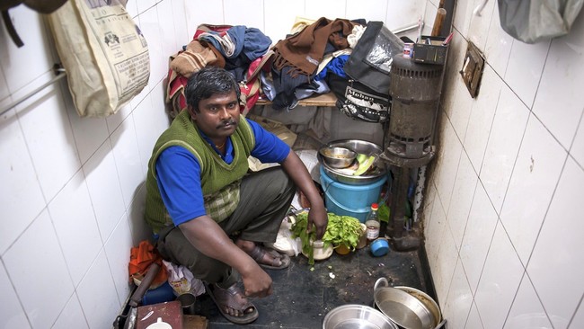 Di India Masak di Lubang WC hingga Makan di Toilet Adalah Hal Biasa