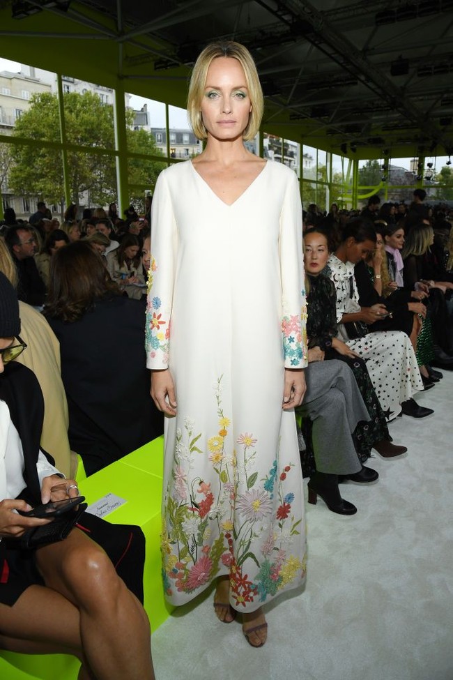 Amber Valletta di fashion show Valentino. (Foto: Getty Images)