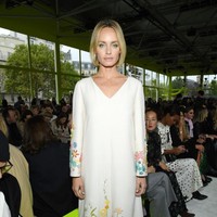 Amber Valletta di fashion show Valentino. (Foto: Getty Images)