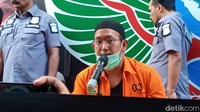 Rifat ditangkap di kos-kosannya bersama perempuan yang ternyata adalah pacarnya. Polisi menggelar rilis kasus penangkapan Rifat Umar, Jumat (3/10/2019). Foto: Wildan/detikcom