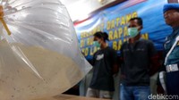 Petugas sebelumnya mendapat informasi bahwa akan ada pengiriman baby lobster ke Singapura. Para pelaku saat ditangkap sedang melakukan pengepakan dan pencatatan untuk dikirim ke pemesan di Singapura.