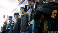 TNI Angkatan Laut (AL) berhasil gagalkan penyelundupan bayi lobster senilai Rp 17,8 miliar di Muara Binuangeun, Lebak, Banten. Bayi lobster itu rencananya akan dikirim ke Singapura melalui Jambi. Penangkapan dilakukan pada Kamis (3/9) sekitar pukul 20.30 WIB. Tim gabungan dari Lanal Banten, Lantamal III, dan Satgas Simba L 19 Dispamal Mabes AL pada malam itu menggerebek sebuah gudang milik HO.