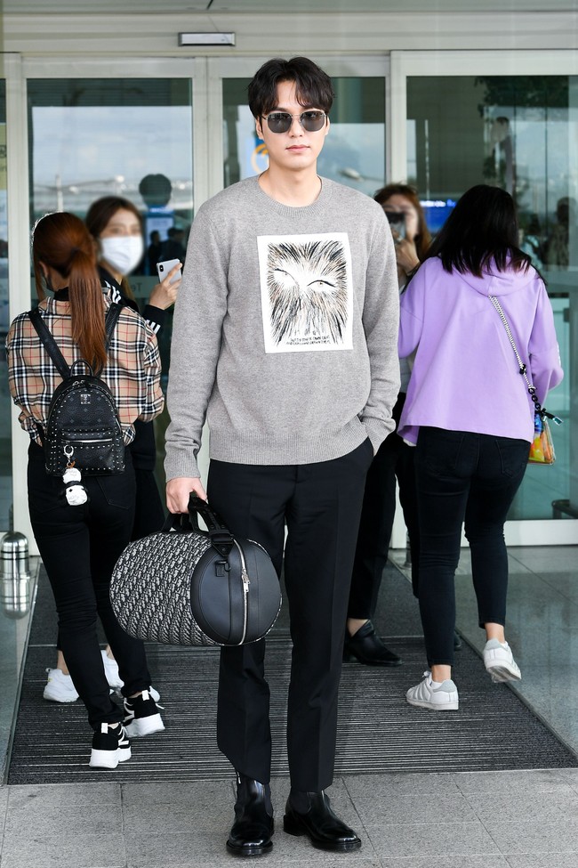  Sentuhan elegan pada gaya Lee Min Ho dihadirkan lewat sepasang sepatu boots hitam. Chelsea boots berbahan kulit dengan sol karet ini seharga Rp Rp 17 jutaan. Foto: Dok. Dior