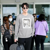  Sentuhan elegan pada gaya Lee Min Ho dihadirkan lewat sepasang sepatu boots hitam. Chelsea boots berbahan kulit dengan sol karet ini seharga Rp Rp 17 jutaan. Foto: Dok. Dior