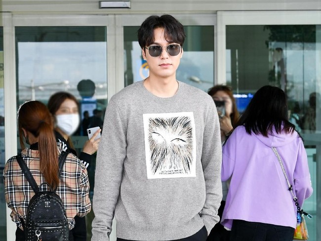 Lee Min Ho berkunjung ke Bali, Indonesia, untuk melakukan pemotretan. Ia tiba di Bandara Internasional Ngurah Rai pada Kamis (3/10/2019). Foto: Dok. Dior