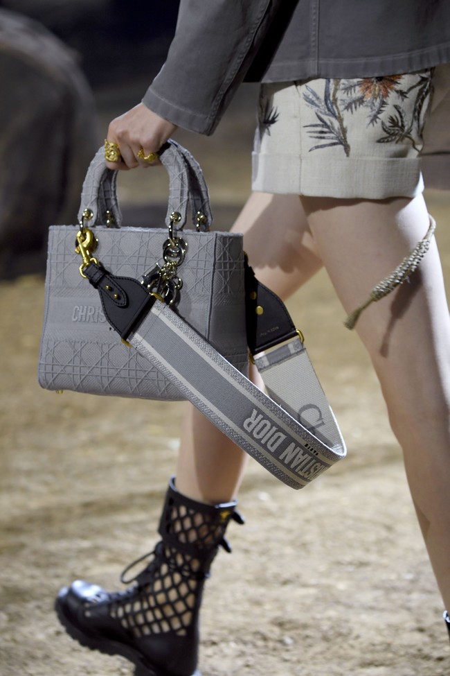 Aura maskulin terpancar dari siluet klasik Lady Dior yang kini hadir dalam warna abu-abu dengan hiasan tali selempang berukuran besar. (Foto: Pascal Le Segretain/Getty Images)