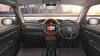 Di dalam mobil ini terdapat dasbor yang memadukan warna hitam dan oranye. Speedometer diletakkan bukan di balik setir, melainkan di bagian tengah di atas head unit. Sistem hiburannya menggunakan layar sentuh 7 inci dengan fungsi Apple CarPlay dan Android Auto. Foto: Dok indianautosblog