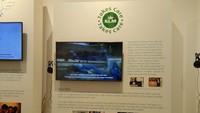 Salah satu kegiatan fly responsibility, yaitu upcycling. KLM menggunakan seragam yang sudah tidak terpakai untuk pembuatan karpet pesawat  (Tasya/detikcom)