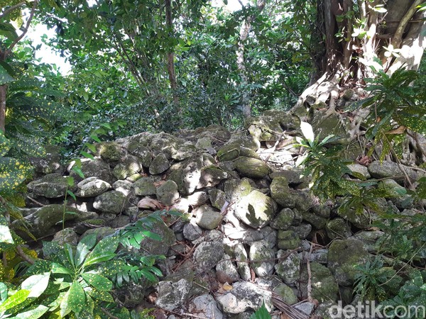 Bangunan kecil ini di kelilingi oleh jurang. Karena letaknya, tempat ini menjadi benteng pertahanan terakhir dalam mempertahankan diri. (Bonauli/detikcom) Bangunan kecil ini di kelilingi oleh jurang. Karena letaknya, tempat ini menjadi benteng pertahanan terakhir dalam mempertahankan diri. (Bonauli/detikcom)