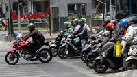 Pemotor berhenti melewati garis henti.