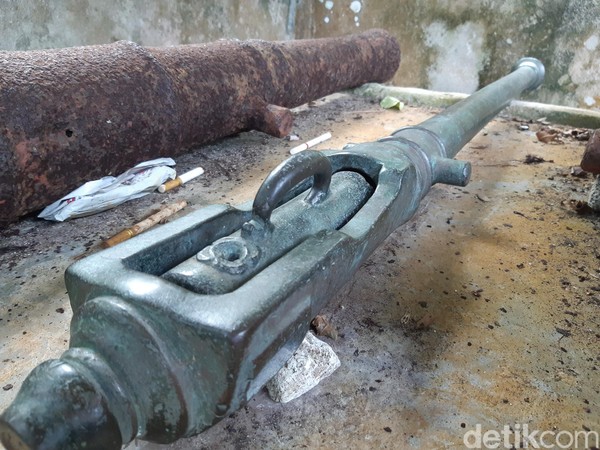 Dari 4 meriam, salah satunya berukuran lebih ramping. Tapi beratnya sekitar 15 kg. Tak usah tanya meriam yang lain, lebih berat. (Bonauli/detikcom) Dari 4 meriam, salah satunya berukuran lebih ramping. Tapi beratnya sekitar 15 kg. Tak usah tanya meriam yang lain, lebih berat. (Bonauli/detikcom)