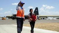 Anggota TNI AU mengarahkan pengungsi dari Wamena, Papua setibanya di Landasan Udara (Lanud) Hasanuddin, Maros, Sulawesi Selatan, Kamis (3/10/2019). ANTARA FOTO/Arnas Padda.