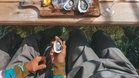 Setiap harinya peternakan ini selalu dipenuhi oleh turis yang penasaran dengan sensasi makan tiram, langsung di tengah laut. Foto: Istimewa