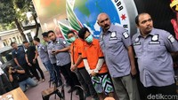 Rifat mengaku baru satu tahun menggunakan ganja di hadapan awak media yang menunggunya. Hanif Hawari/detikHOT