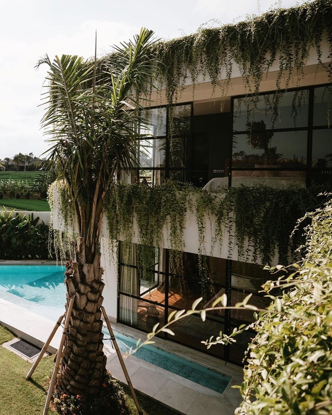 Sekali posting di Instagram Jack bisa dibayar US$ 9 ribu atau Rp 127 juta. Begitu juga dengan kekasihnya Lauren Bullen yang juga seorang selebgram. Penghasilan keduanya digabungkan dan mereka memutuskan membangun rumah di Bali. Foto: Instagram, Facebook