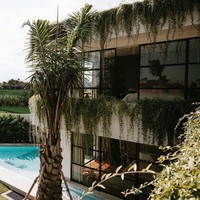 Sekali posting di Instagram Jack bisa dibayar US$ 9 ribu atau Rp 127 juta. Begitu juga dengan kekasihnya Lauren Bullen yang juga seorang selebgram. Penghasilan keduanya digabungkan dan mereka memutuskan membangun rumah di Bali. Foto: Instagram, Facebook