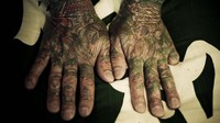 Perhatikan tangan salah seorang anggota Yakuza ini, jari kelingking sebelah kiri dipotong akibat melakukan suatu kesalahan. Perhatikan tato di jarinya, ada gambar Doraemon! (BBC/Anton Kusters)