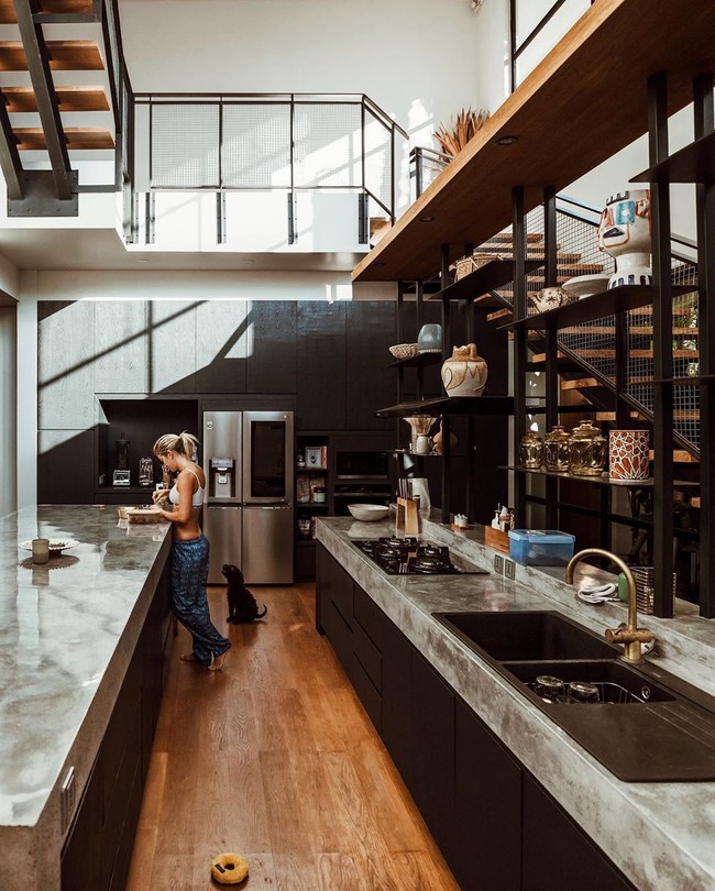 Rumah impian kami selesai. Ini merupakan perjalanan yang cukup panjang tapi akhirnya bisa menyelesaikan villa kami di Bali. Aku pertama kali ke pulau ini empat tahun lalu dan jika ada orang yang mengatakan bahwa aku akan membangun rumah di sini, aku tidak akan mempercayainya, tulis Jack di postingan Instagram @doyoutravel.  Foto: Instagram, Facebook