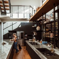 Rumah impian kami selesai. Ini merupakan perjalanan yang cukup panjang tapi akhirnya bisa menyelesaikan villa kami di Bali. Aku pertama kali ke pulau ini empat tahun lalu dan jika ada orang yang mengatakan bahwa aku akan membangun rumah di sini, aku tidak akan mempercayainya, tulis Jack di postingan Instagram @doyoutravel.  Foto: Instagram, Facebook